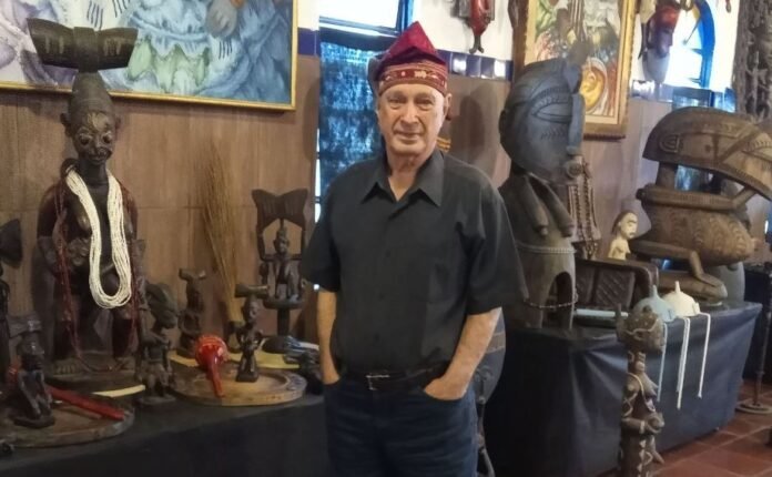 Baba toloji e suas peças de Ogun ao lado.Instituto Baba Toloji 2